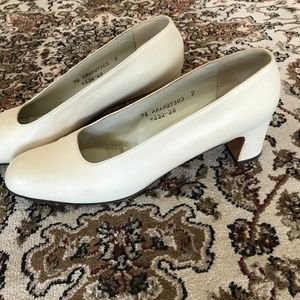 Neiman Marcus CustomCraft cream pumps, 9.5 AAAA